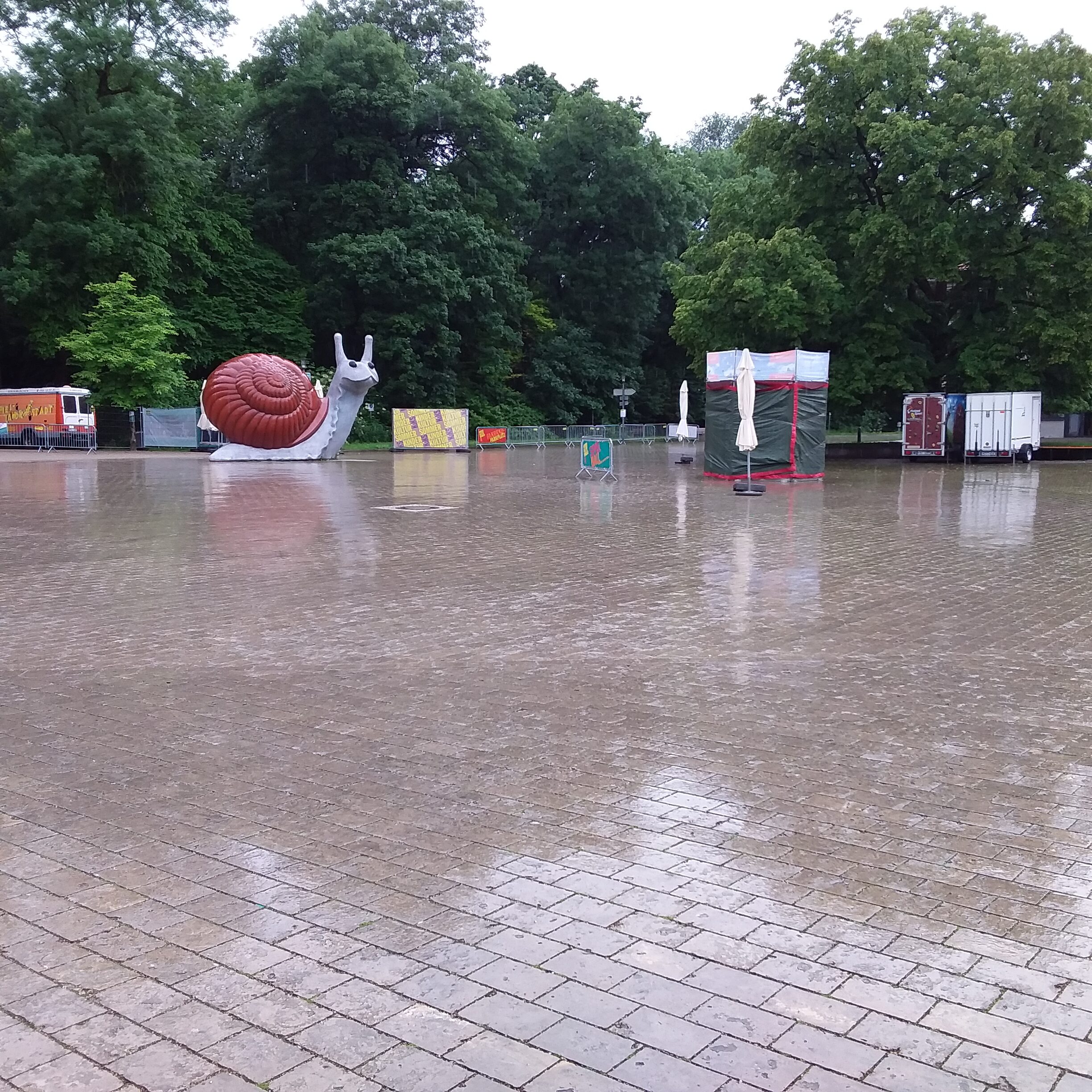 Schneckenplatz mit Regen