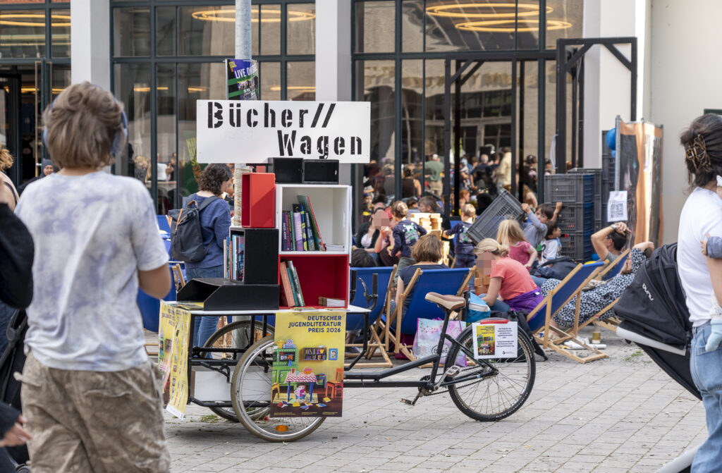 Ein Fahrrad mit einem Bücherregal